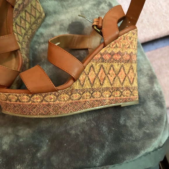 Olive Street Platform Shoes -8 - Picture 2 of 2